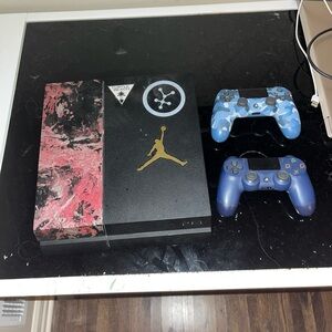 ps4 comes with 2 controllers